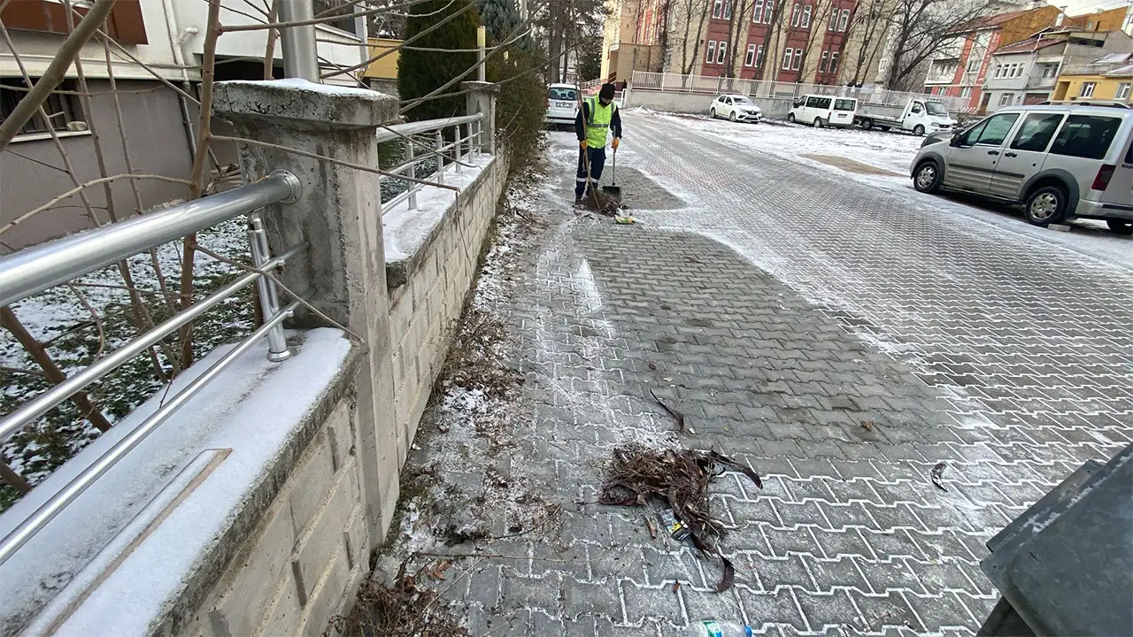 Kütahya Yunus Emre Mahallesi’nde Temizlik Çalışması