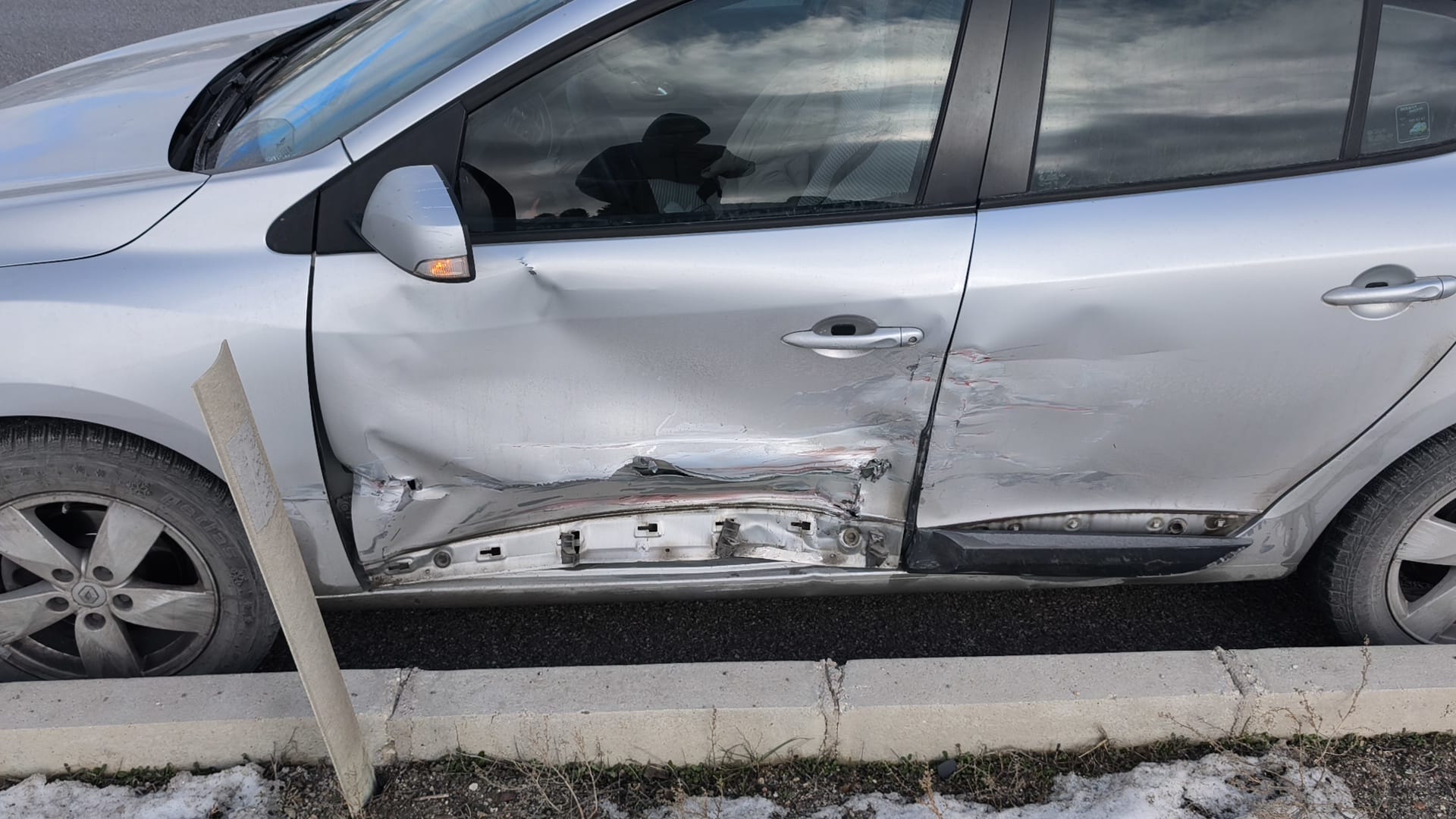 Kütahya’da Ara Yoldan Çıktı, Otomobile Çarptı