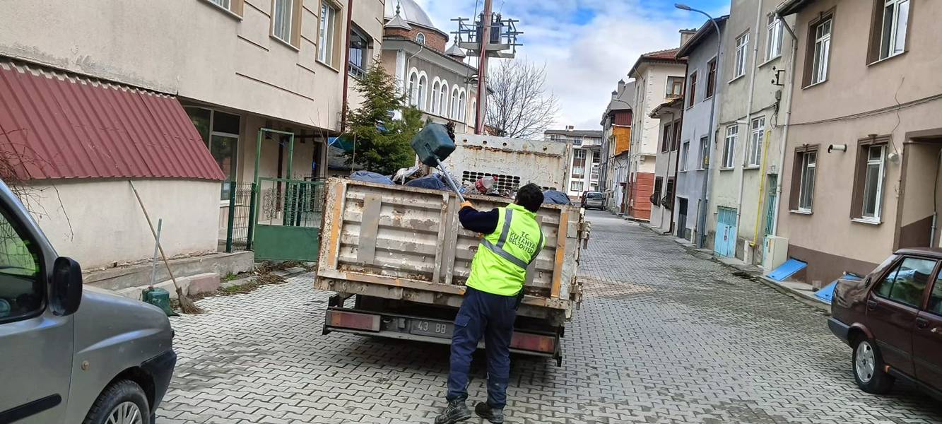 Kütahya’da Bahçelievler Mahallesi’nde Ara Sokaklarda Temizlik Çalışması Yapıldı (1)
