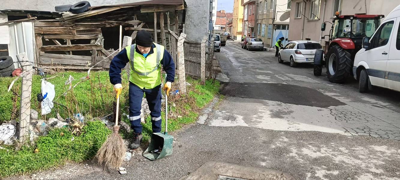 Kütahya’da Bahçelievler Mahallesi’nde Ara Sokaklarda Temizlik Çalışması Yapıldı (3)