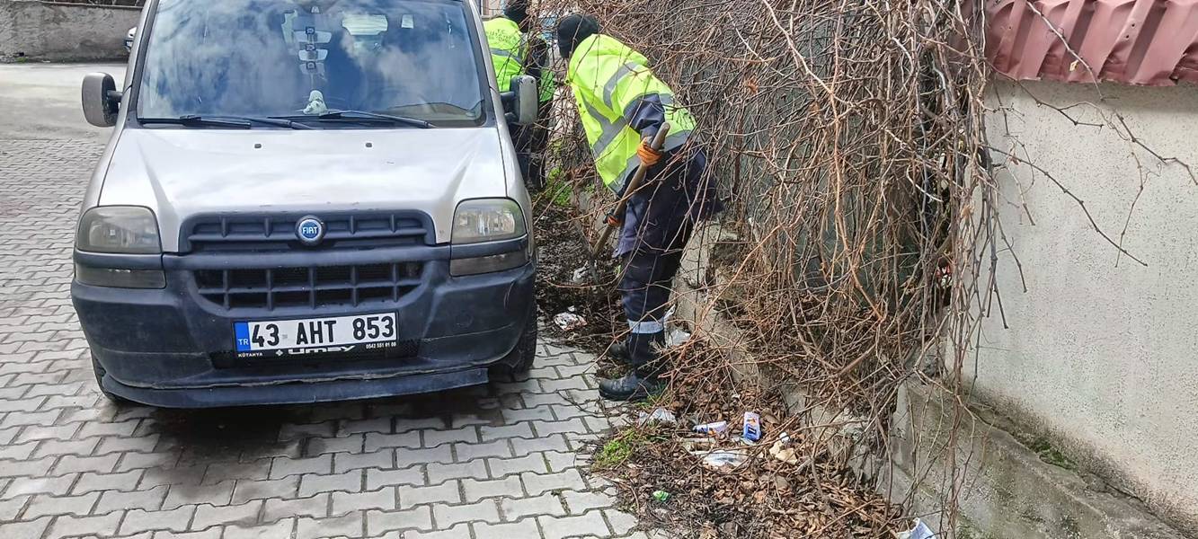 Kütahya’da Bahçelievler Mahallesi’nde Ara Sokaklarda Temizlik Çalışması Yapıldı (4)