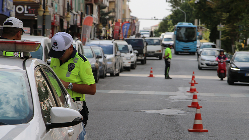 Kütahya’da Başkasının Ehliyetini Gösteren Özel Halk Otobüsü Şoförüne Ceza (2)
