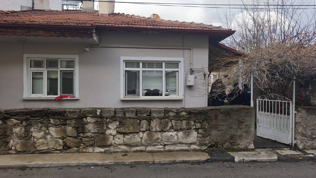 Kütahya’da Bir Kişi Annesi Tarafından Ölü Bulundu (4)
