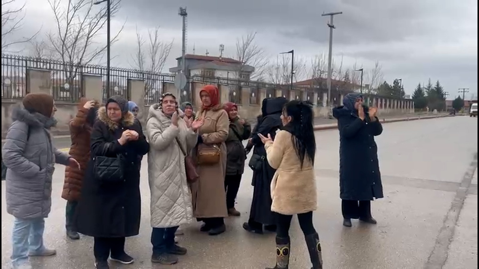 Kütahya’da Bir Seramik Fabrikasında Işçilerden “Maaş” Eylemi (2)