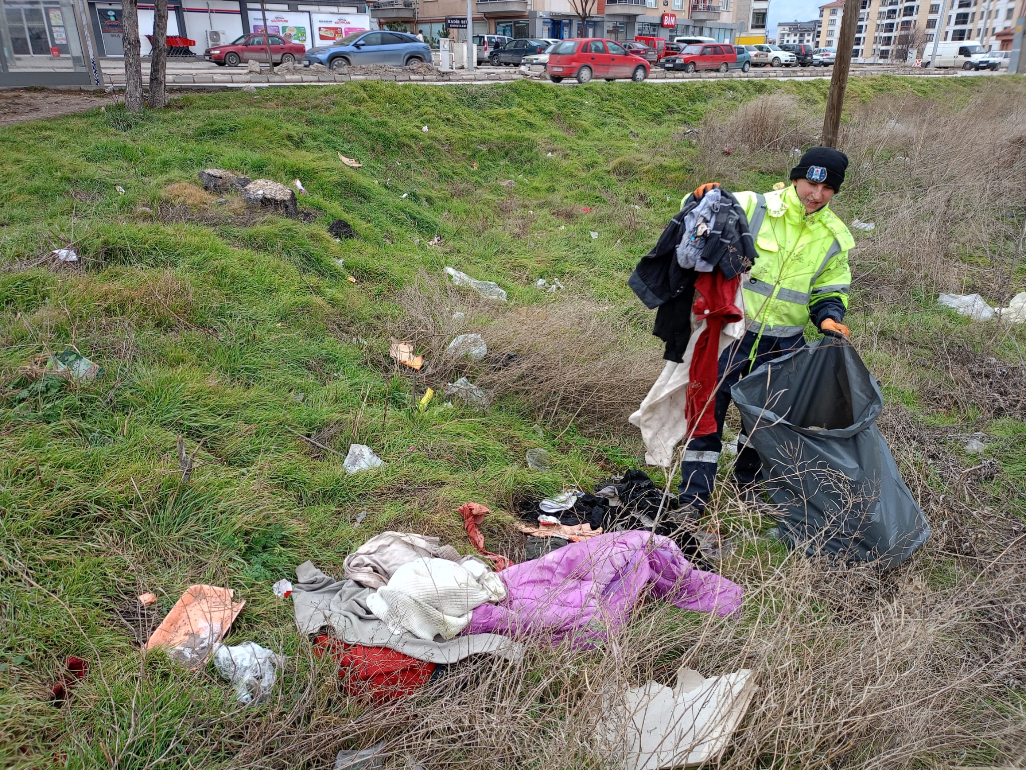 Kütahya’da Boş Arazilerde Çöp Temizliği Yapıldı (2)