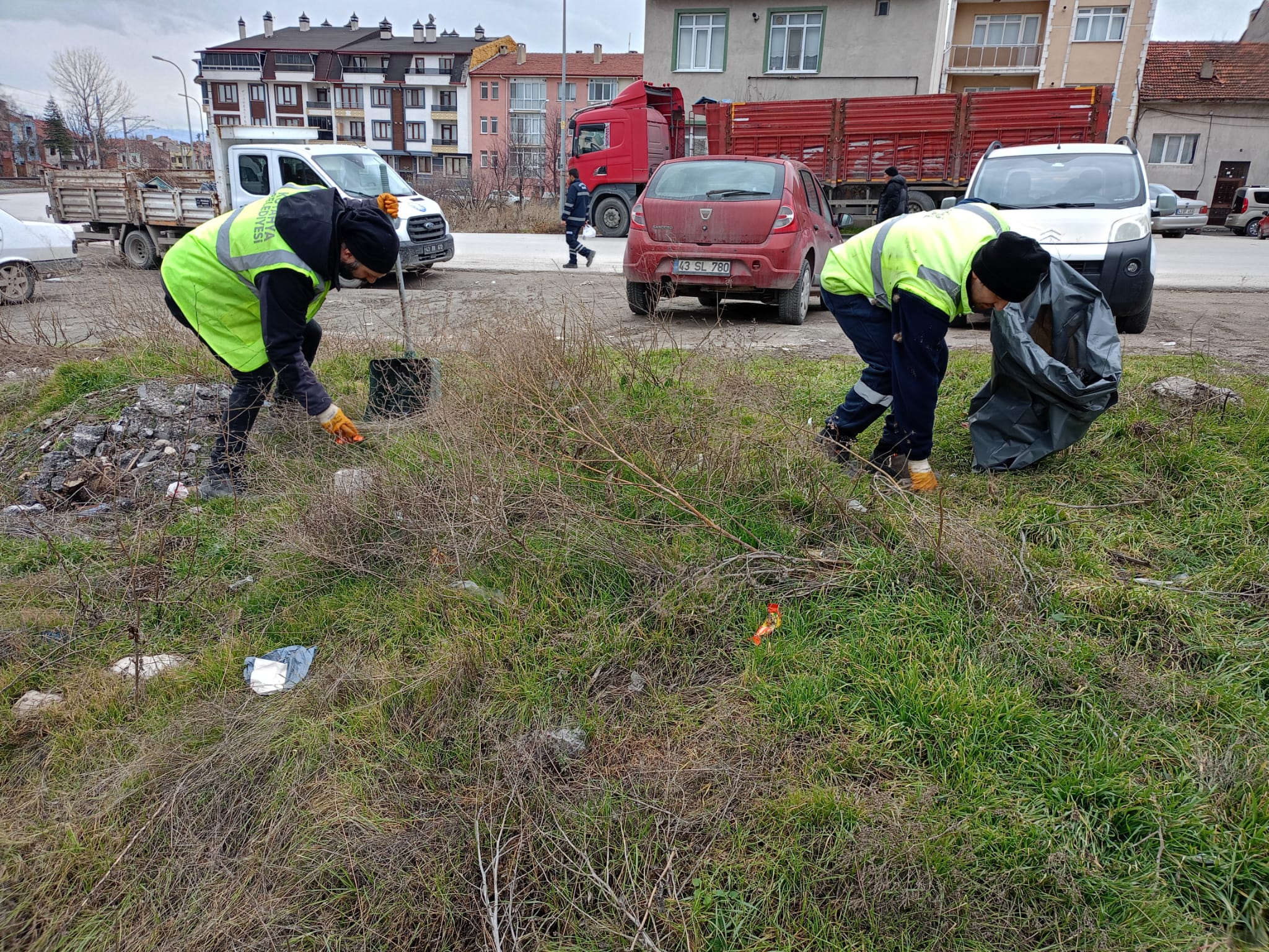 Kütahya’da Boş Arazilerde Çöp Temizliği Yapıldı (3)