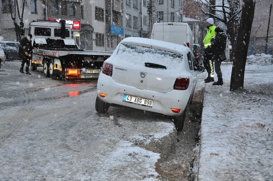 Kütahya’da Çukura Düşen Otomobil, Kurtarıcı Ile Çıkarıldı (1)
