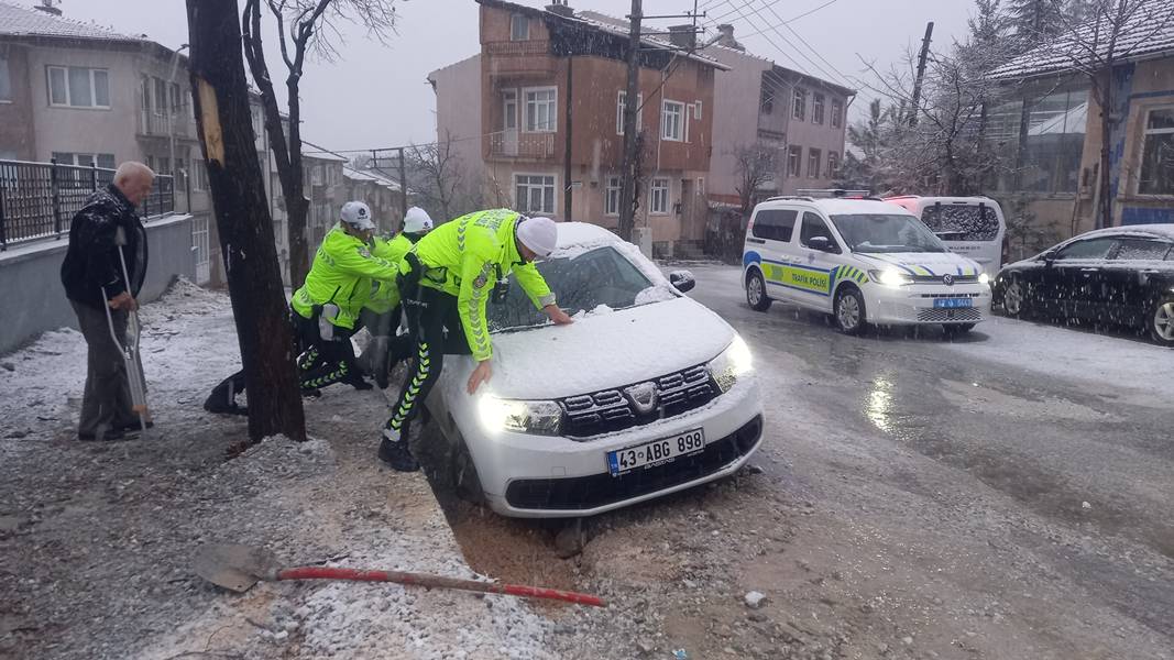 Kütahya’da Çukura Düşen Otomobil, Kurtarıcı Ile Çıkarıldı (3)-1