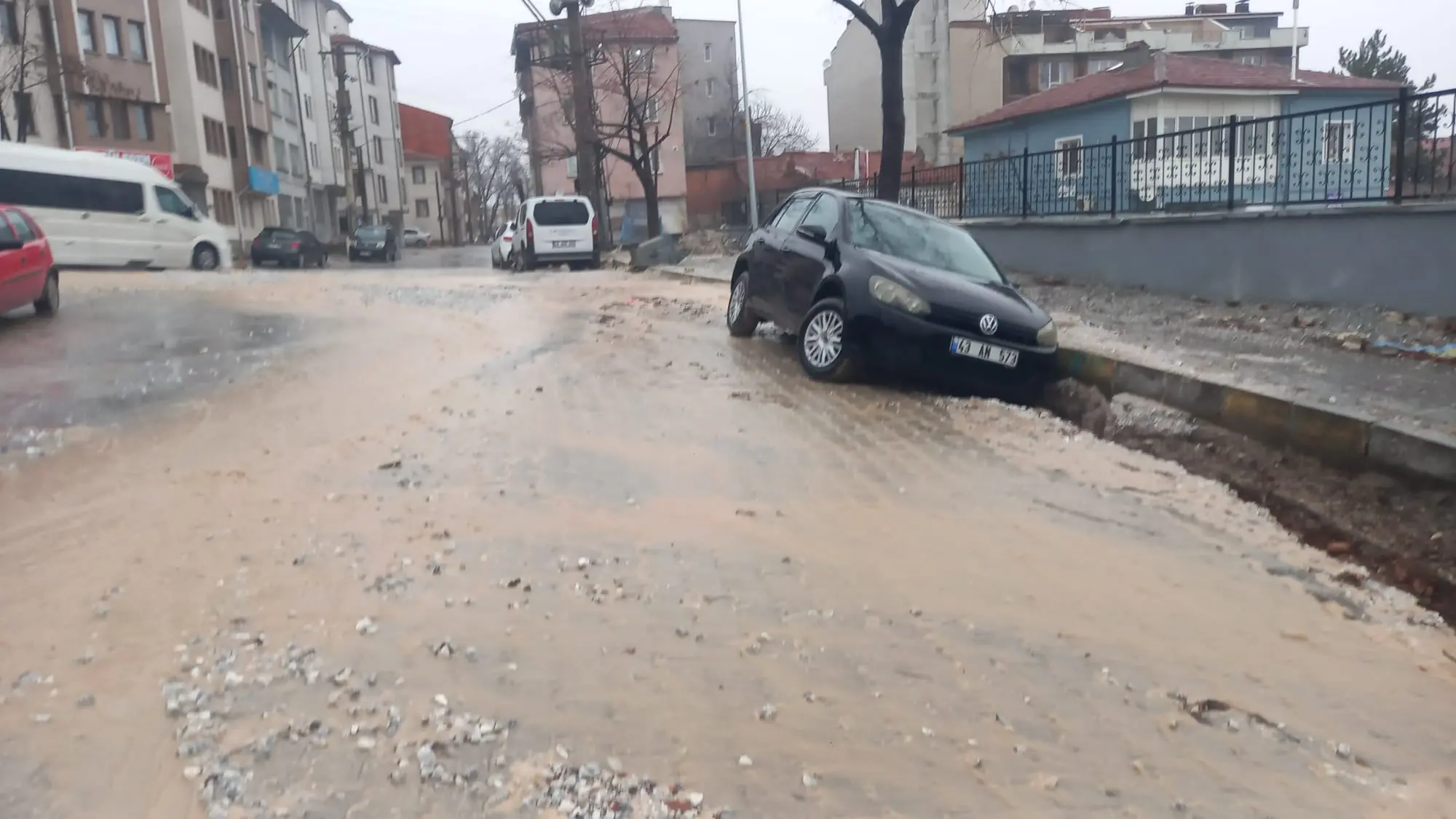 Kütahya’da Çukurlara Düşen Otomobiller Kurtarıldı