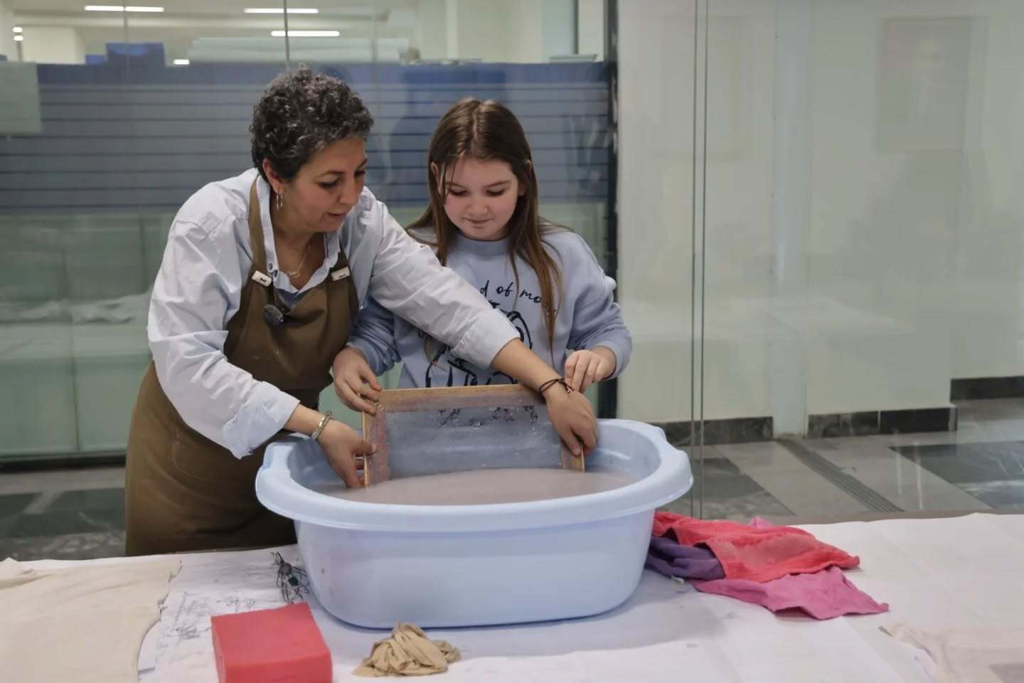 Kütahya'da Elekte Kağıt Yapım Atölyesi Çocuklardan Yoğun Ilgi Gördü5 (1)