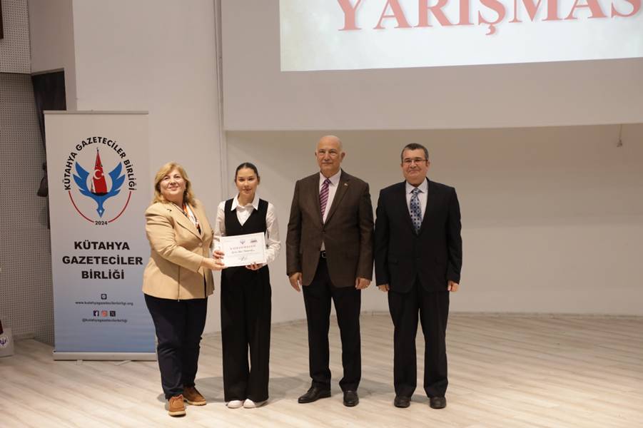 Kütahya’da Geleceğin Köşe Yazarları Ödüllendirildi (3)