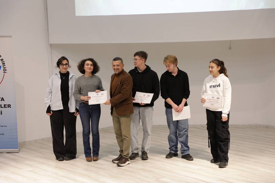 Kütahya’da Geleceğin Köşe Yazarları Ödüllendirildi (4)