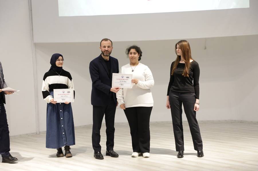 Kütahya’da Geleceğin Köşe Yazarları Ödüllendirildi (5)