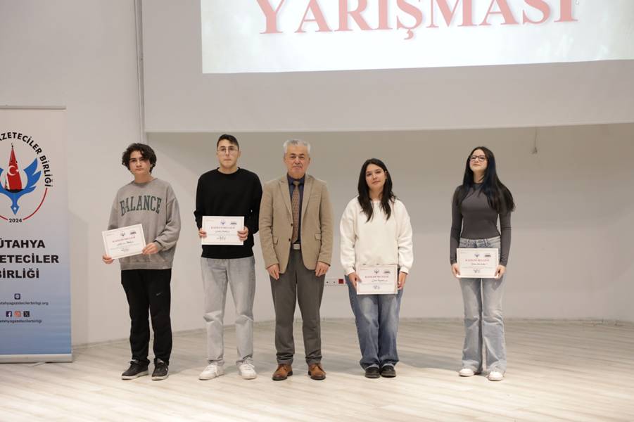 Kütahya’da Geleceğin Köşe Yazarları Ödüllendirildi (7)