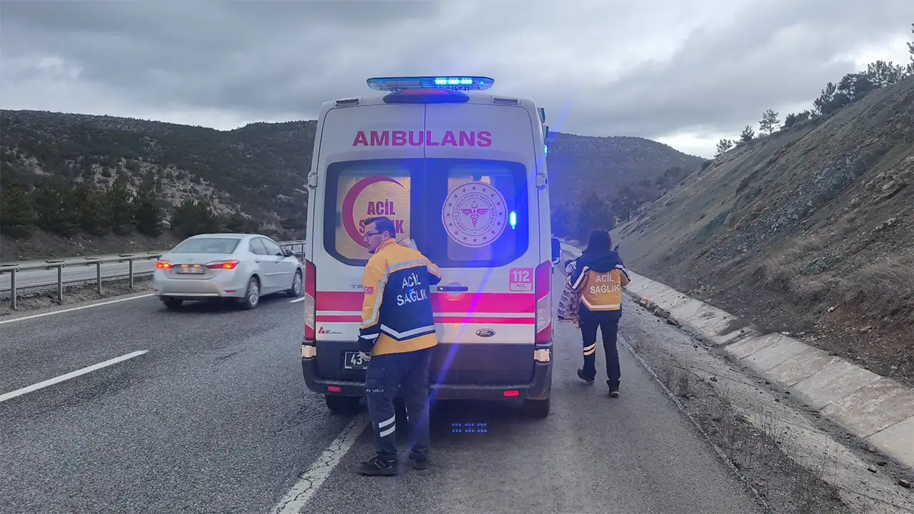 Kütahya’da Hafif Ticari Araç Su Tahliye Kanalına Savruldu3