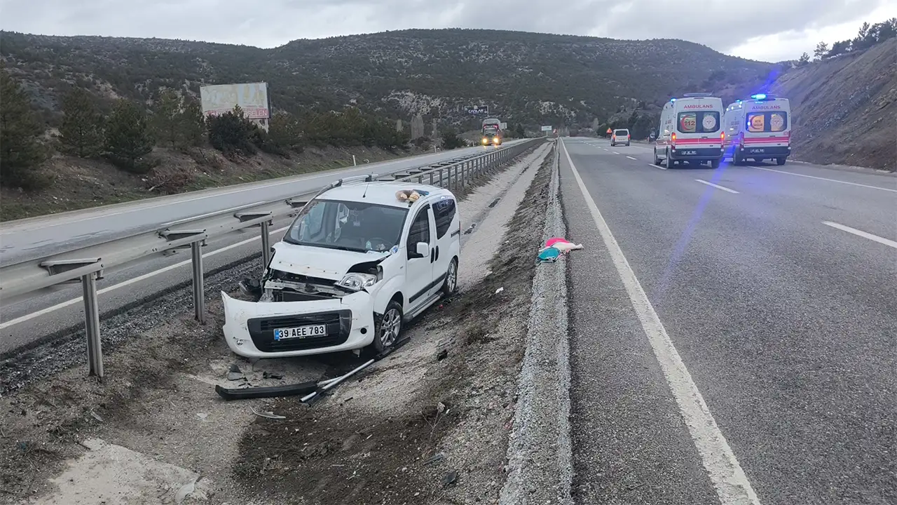 Kütahya’da Hafif Ticari Araç Su Tahliye Kanalına Savruldu4