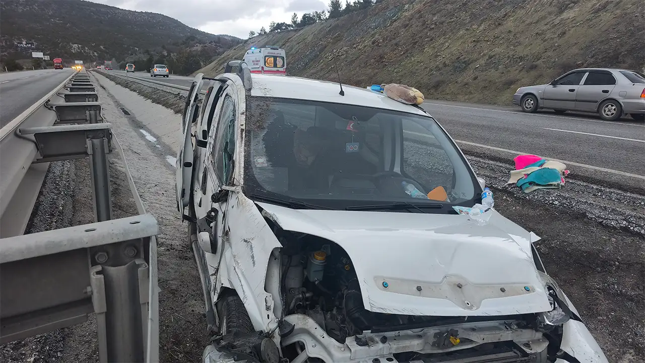 Kütahya’da Hafif Ticari Araç Su Tahliye Kanalına Savruldu5