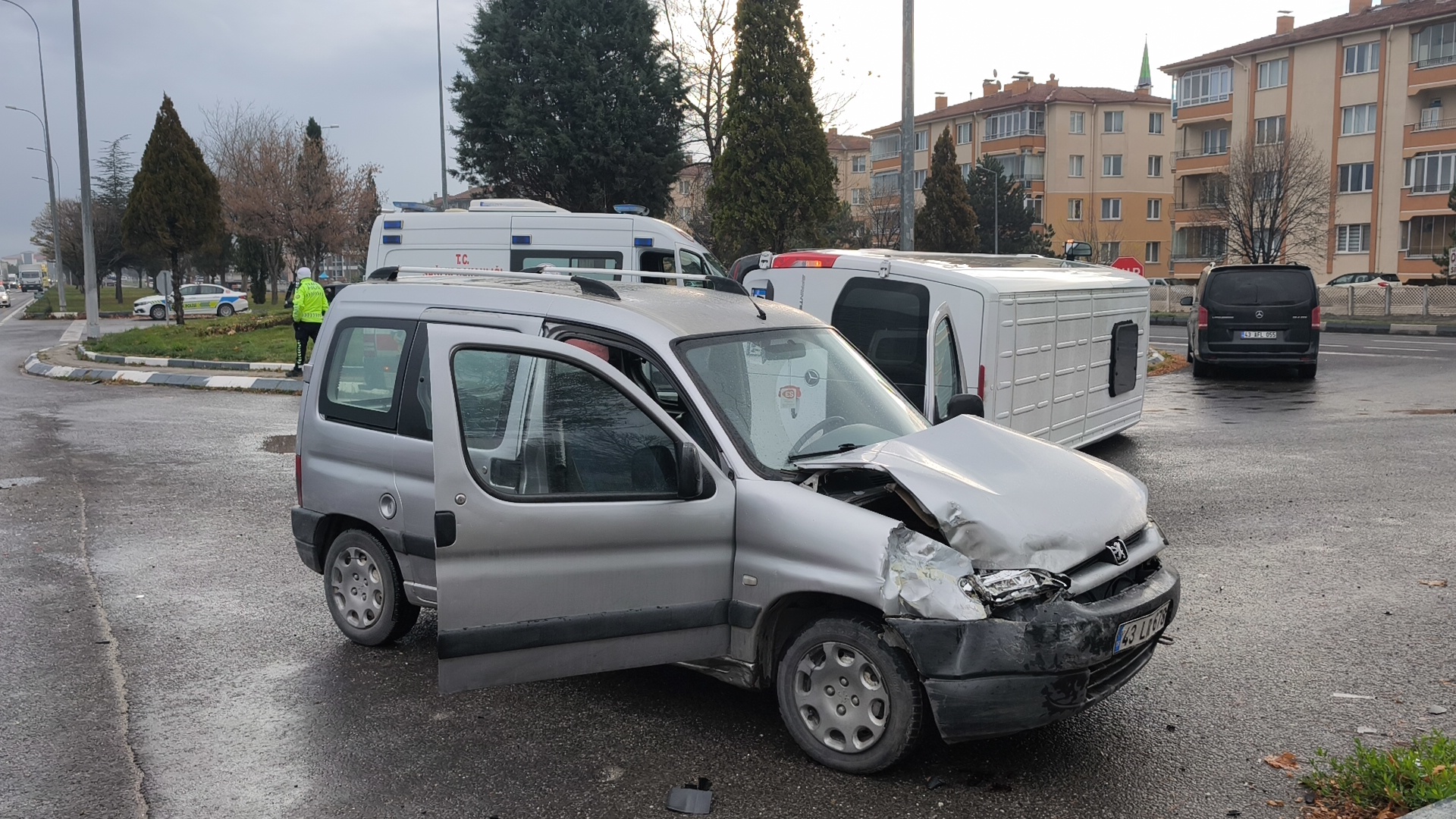 Kütahya’da Işçi Servisi Ile Ticari Aracın Karıştığı Kaza Anı Görüntüleri (2)
