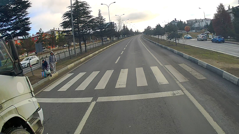 Kütahya'da Kamyon Şöförü, Yaya Geçidinde Kadın Ve Çocuğu Eziyordu (3)