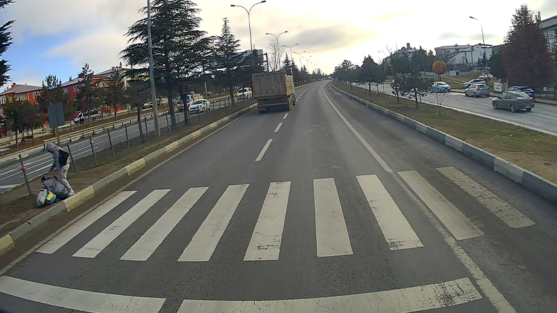 Kütahya'da Kamyon Şöförü, Yaya Geçidinde Kadın Ve Çocuğu Eziyordu (4)