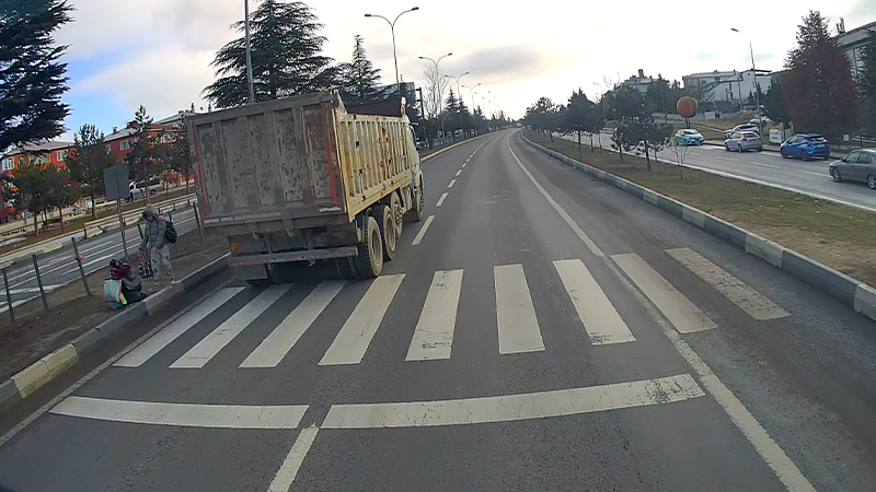 Kütahya'da Kamyon Şöförü, Yaya Geçidinde Kadın Ve Çocuğu Eziyordu (5)