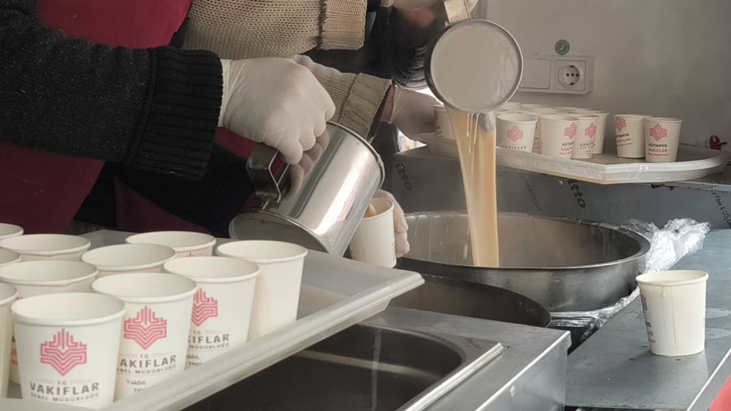 Kütahya’da Miraç Kandilinde Sıcak Salep Ikramı (4)