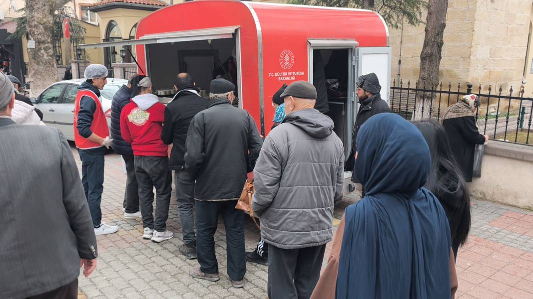Kütahya’da Miraç Kandilinde Sıcak Salep Ikramı (6)