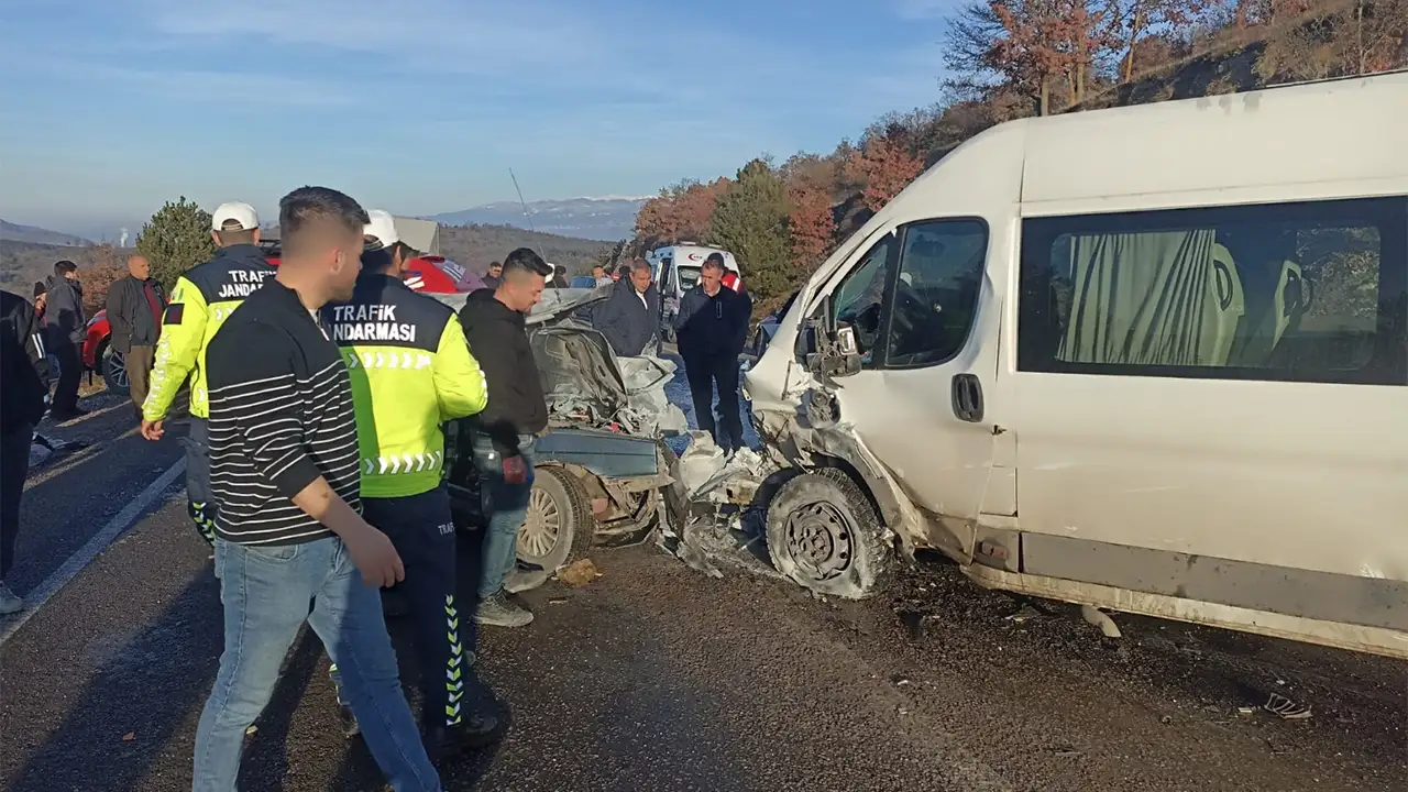 Kütahya'da Öğrenci Servisi Ile Otomobil Çarpıştı, Ölü Ve Yaralılar Var3