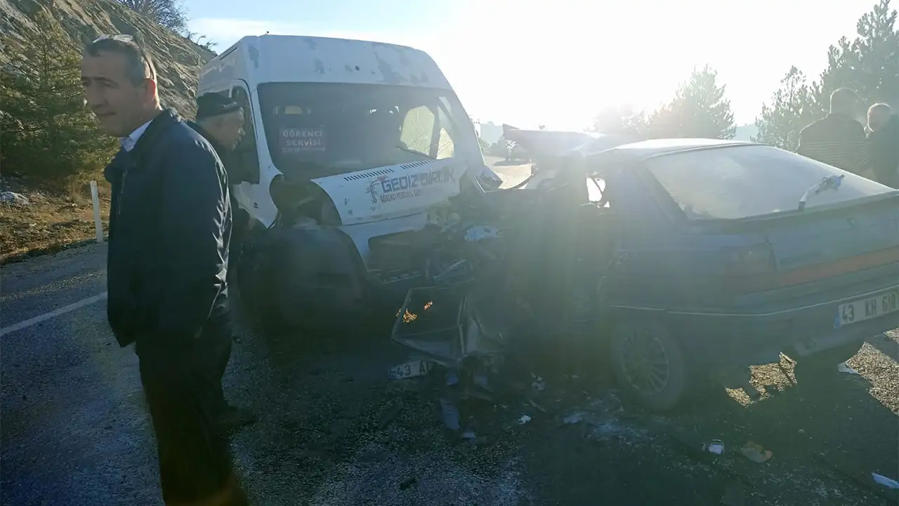 Kütahya'da Öğrenci Servisi Ile Otomobil Çarpıştı, Ölü Ve Yaralılar Var4