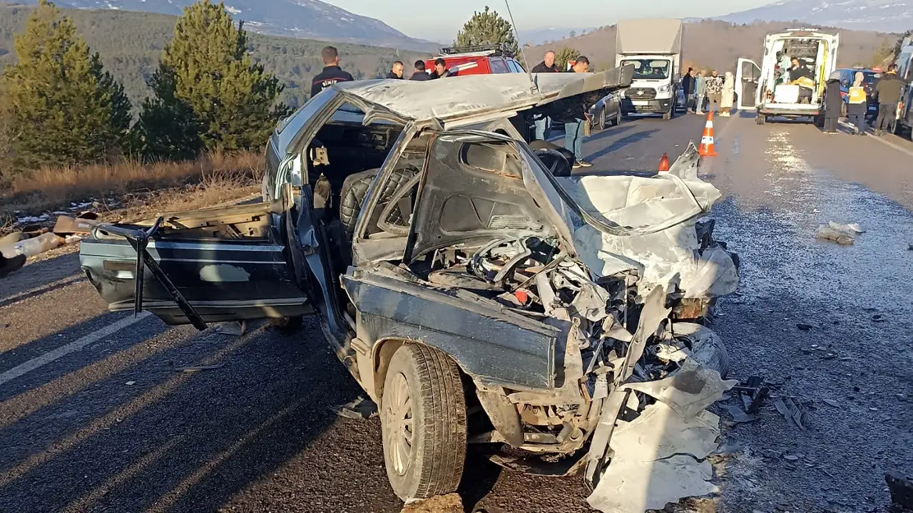 Kütahya'da Öğrenci Servisi Ile Otomobil Çarpıştı, Ölü Ve Yaralılar Var5