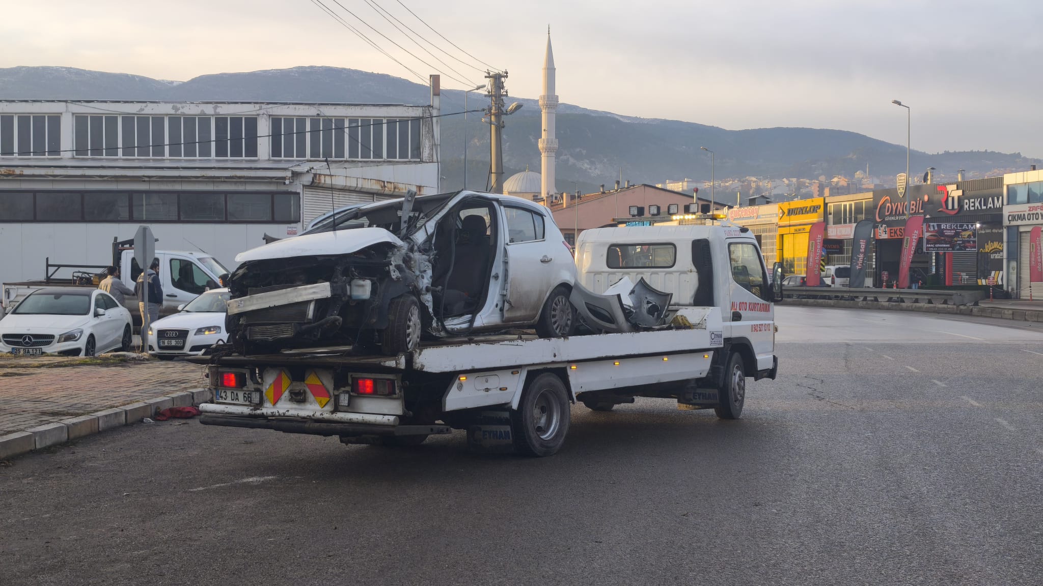 Kütahya’da Otomobil Elektrik Direğine Çarptı (1)-1