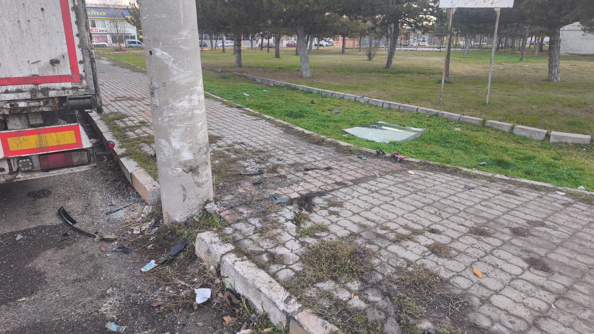 Kütahya’da Otomobil Elektrik Direğine Çarptı (3)