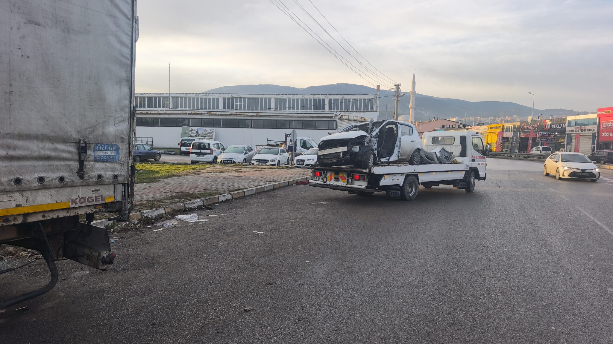 Kütahya’da Otomobil Elektrik Direğine Çarptı (4)