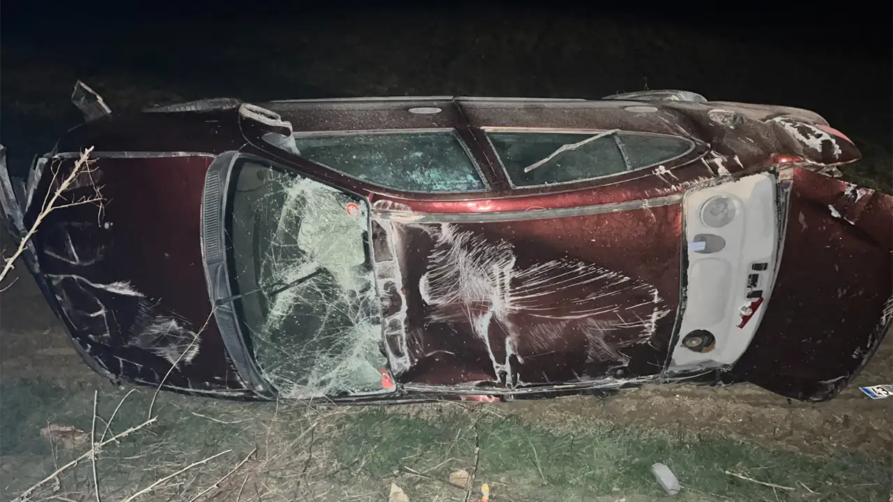 Kütahya'da Otomobil Tarlaya Devrildi, Ölü Ve Yaralı Var3