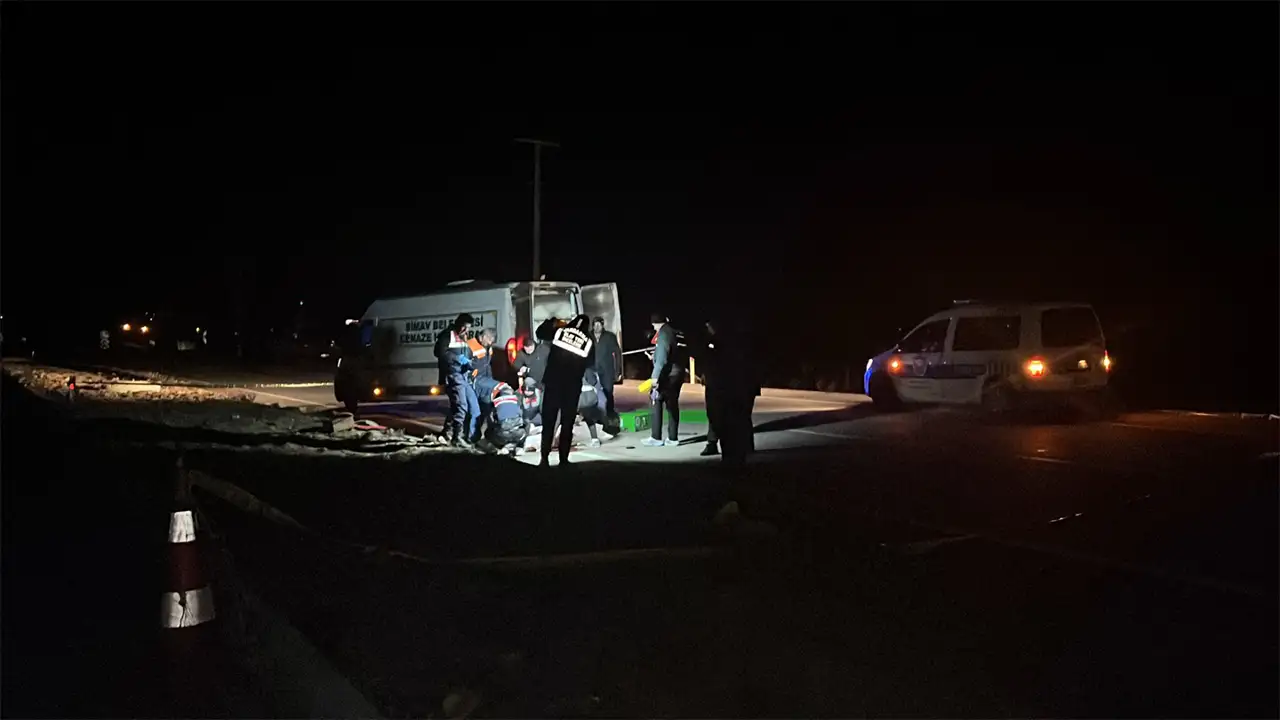 Kütahya'da Otomobil Tarlaya Devrildi, Ölü Ve Yaralı Var4