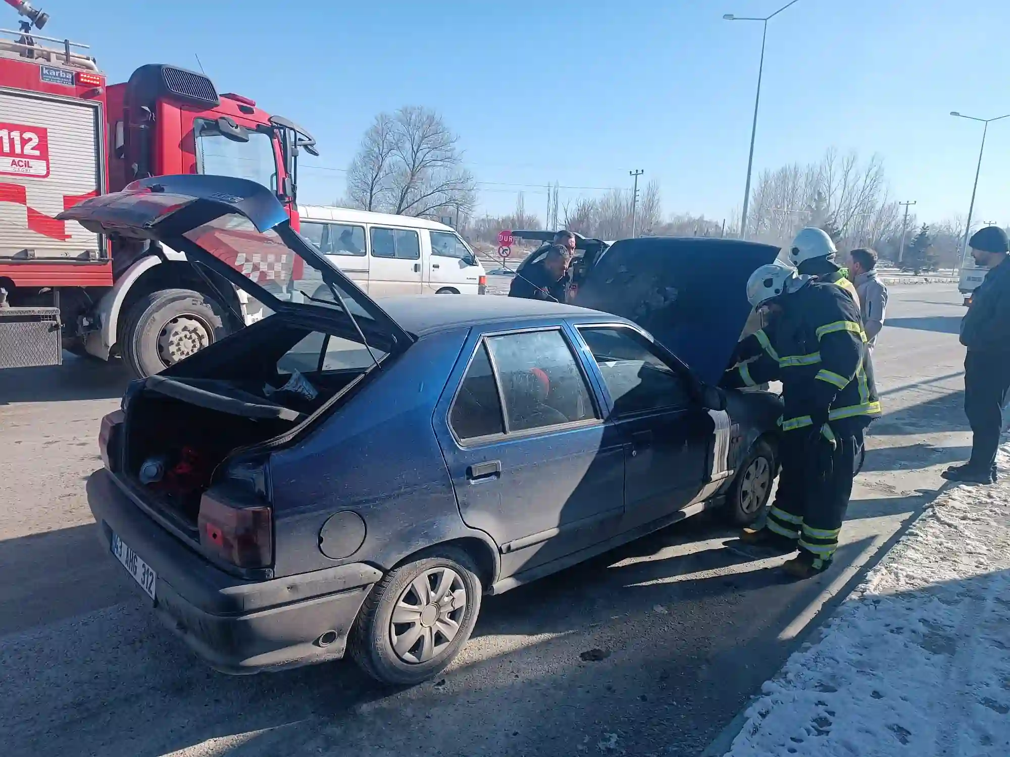 Kütahya’da Otomobil Yangını Büyümeden Söndürüldü