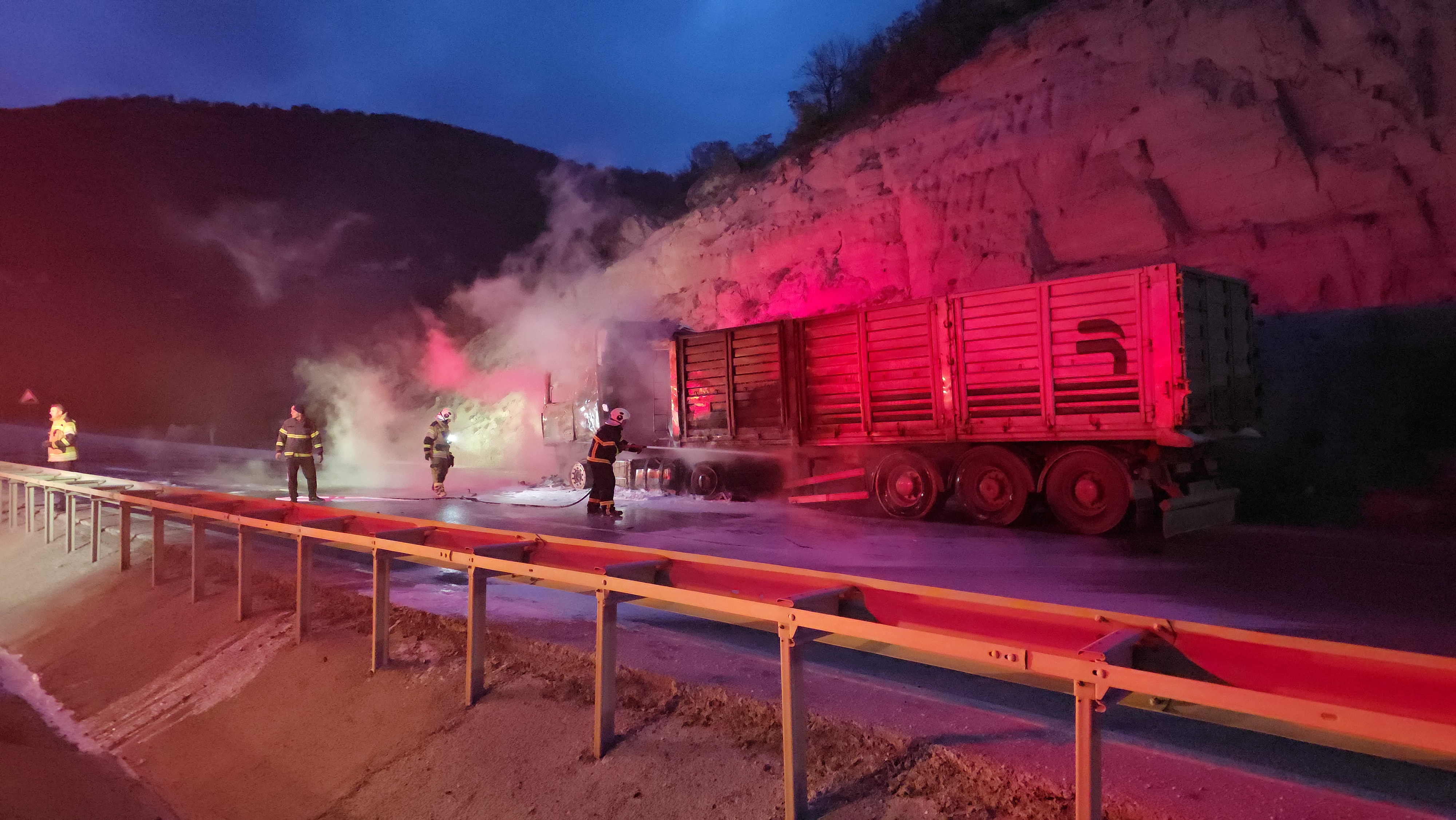 Kütahya’da Seyir Halindeki Tır Alev Topuna Döndü (1)