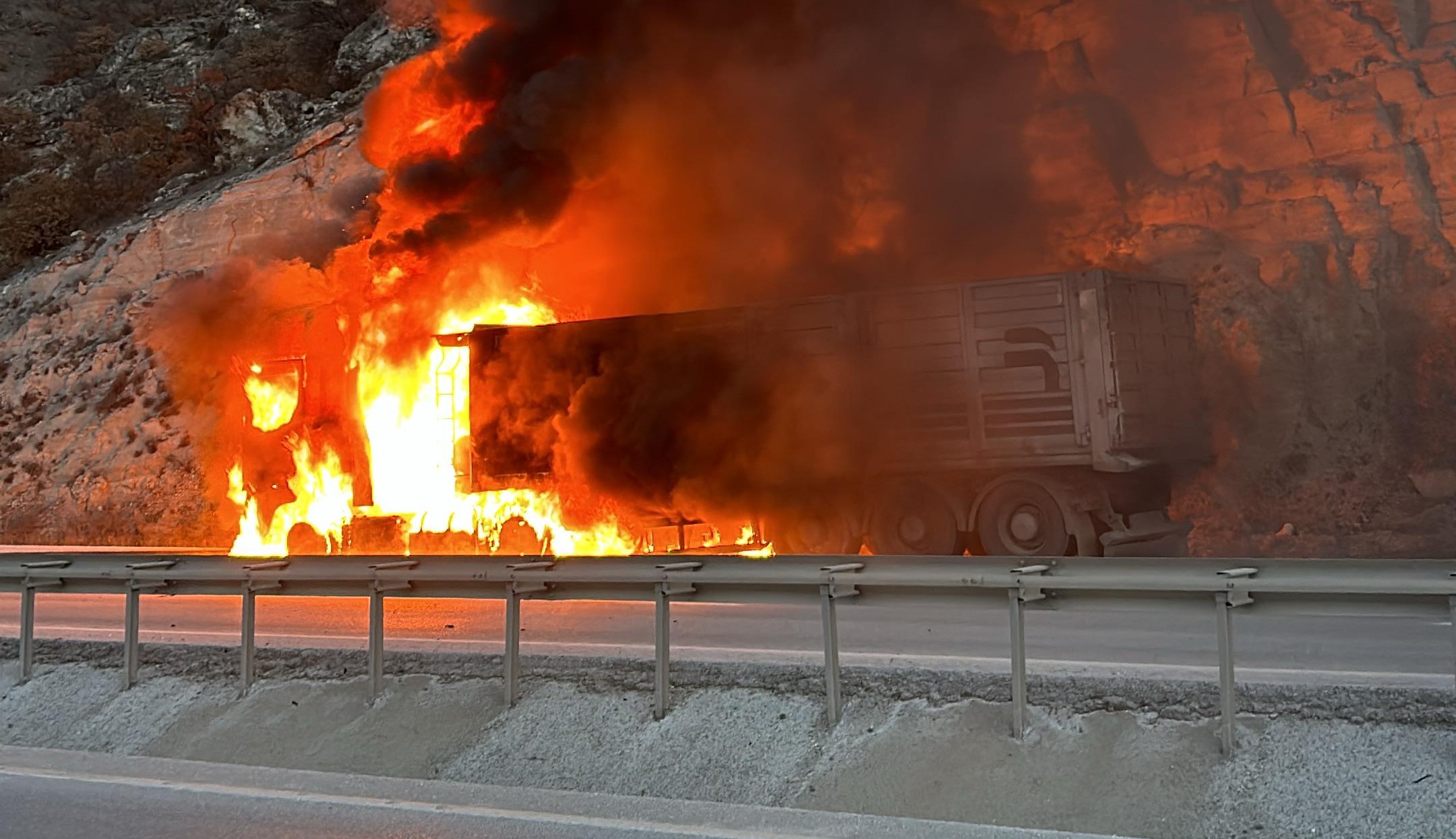 Kütahya’da Seyir Halindeki Tır Alev Topuna Döndü (3)