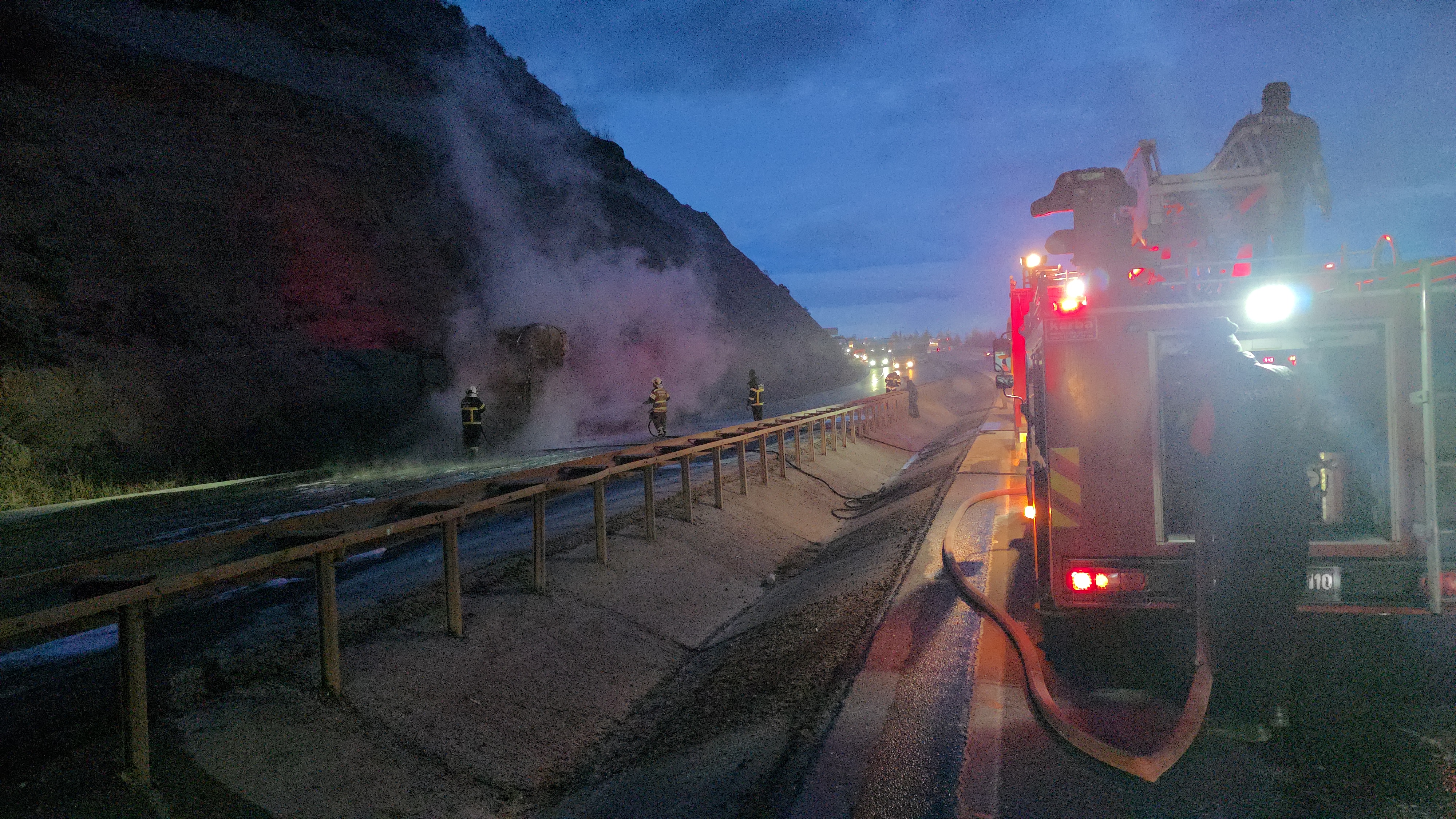 Kütahya’da Seyir Halindeki Tır Alev Topuna Döndü (6)