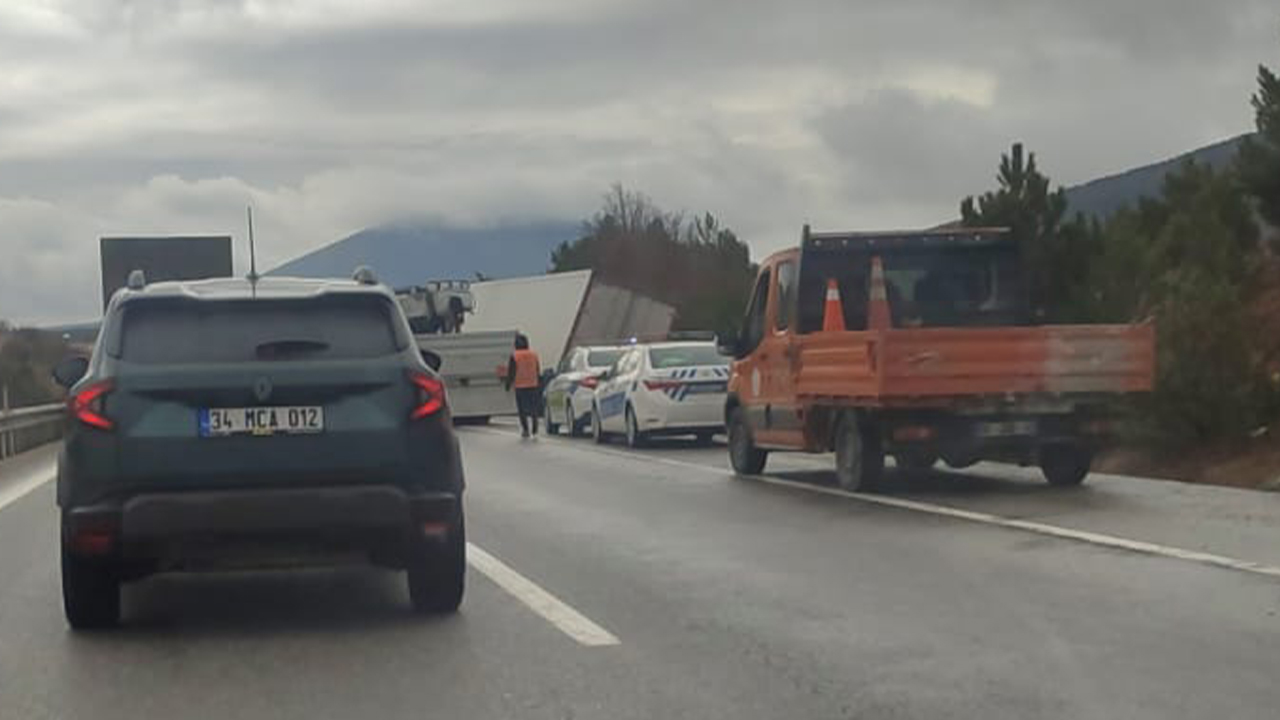 Kütahya’da Tır Yol Kenarına Savruldu (2)