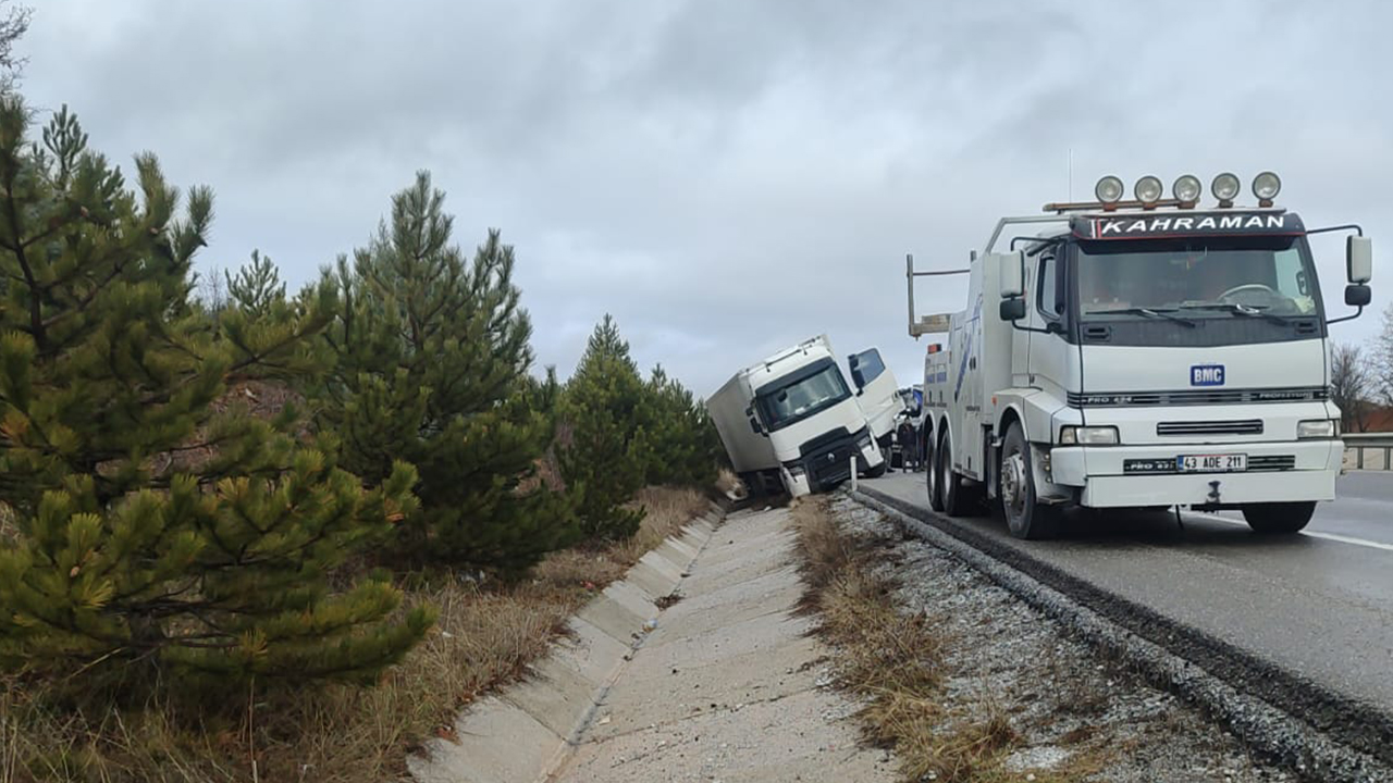 Kütahya’da Tır Yol Kenarına Savruldu (3)