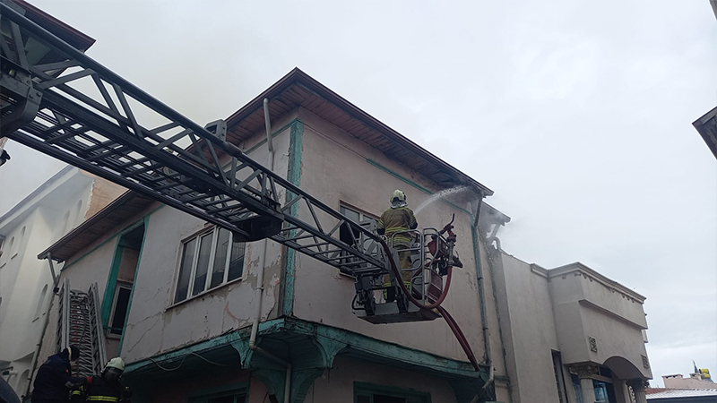 Kütahya’da Üç Katlı Ahşap Evde Yangın (3)