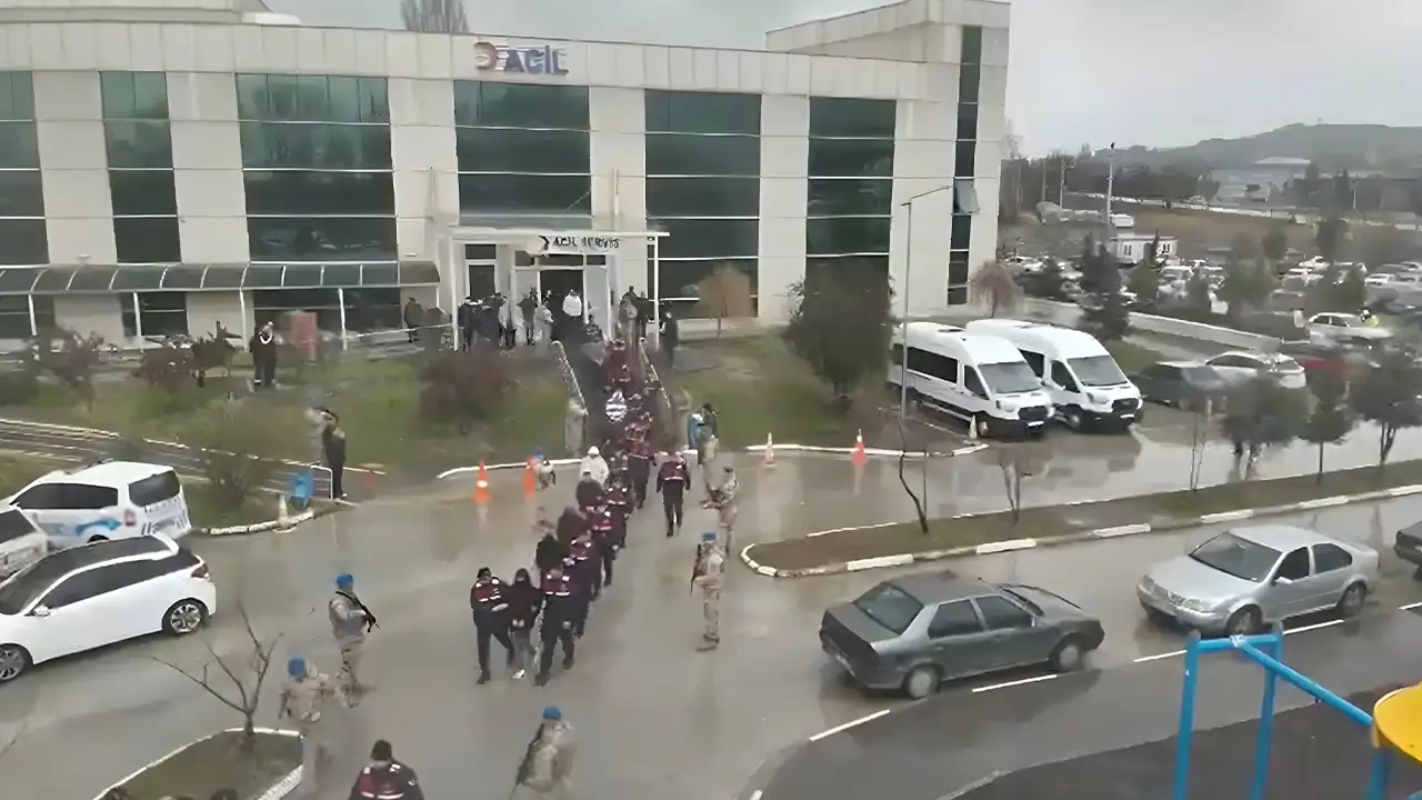 Kütahya’da Uyuşturucu Ve Silah Tacirlerine Şafak Baskını 5