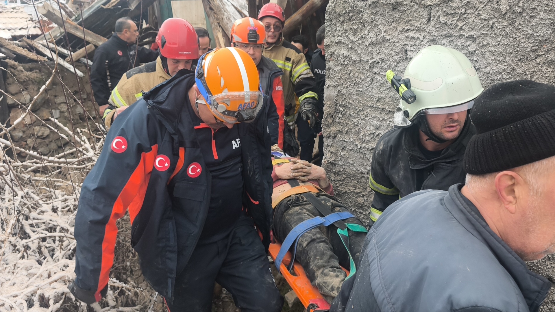 Kütahya'da Yıkılan Ahşap Evin Altında Kalan Kişi Ekiplerce Kurtarıldı (1)-1