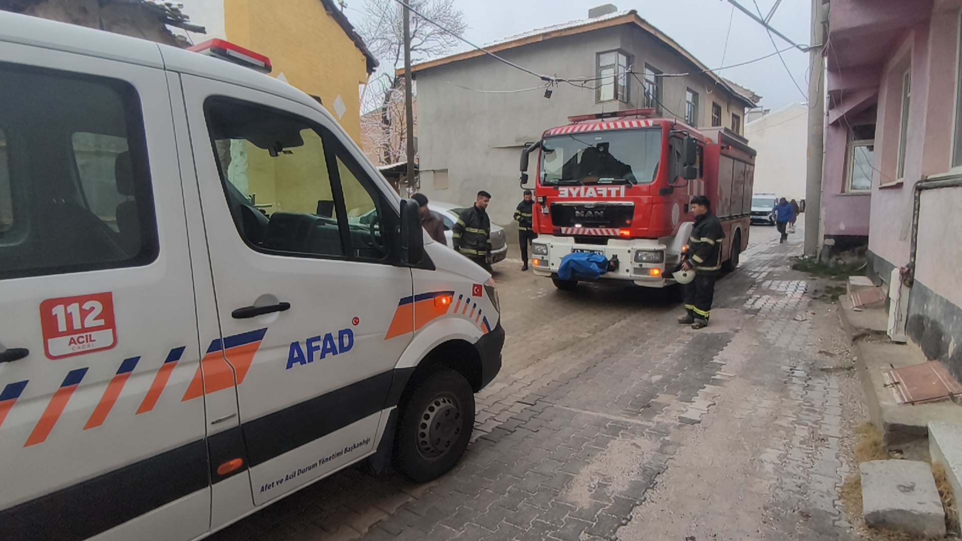 Kütahya'da Yıkılan Ahşap Evin Altında Kalan Kişi Ekiplerce Kurtarıldı (2)-1