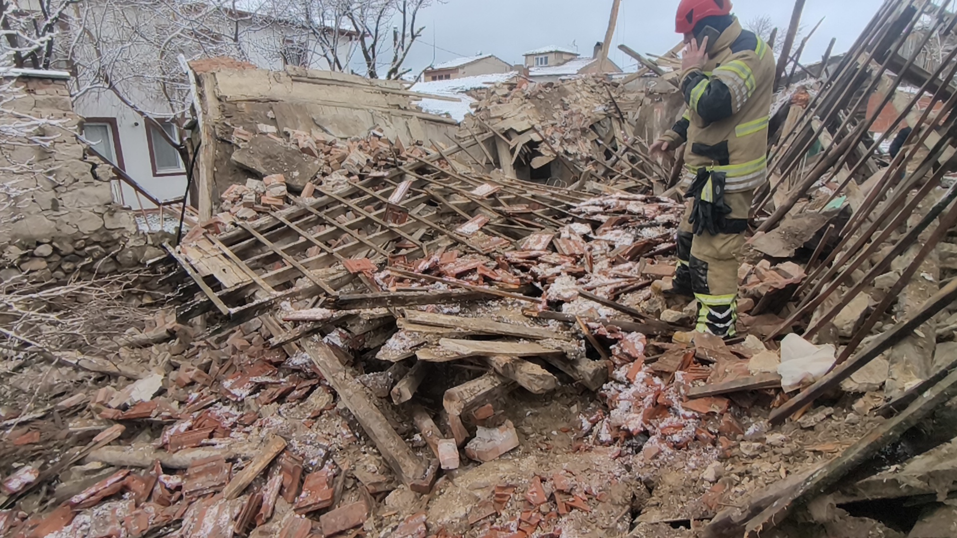 Kütahya'da Yıkılan Ahşap Evin Altında Kalan Kişi Ekiplerce Kurtarıldı (3)