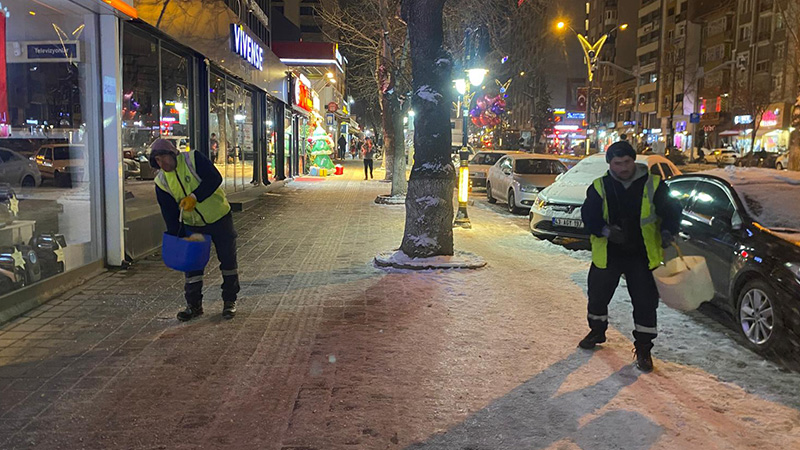 Kütahya’da Yılbaşı Gecesi Temizlik Ekiplerinden Gece Mesaisi (1)