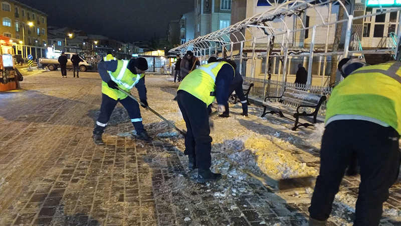 Kütahya’da Yılbaşı Gecesi Temizlik Ekiplerinden Gece Mesaisi (3)