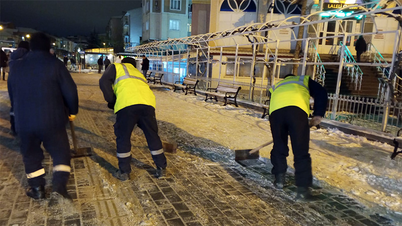 Kütahya’da Yılbaşı Gecesi Temizlik Ekiplerinden Gece Mesaisi (4)