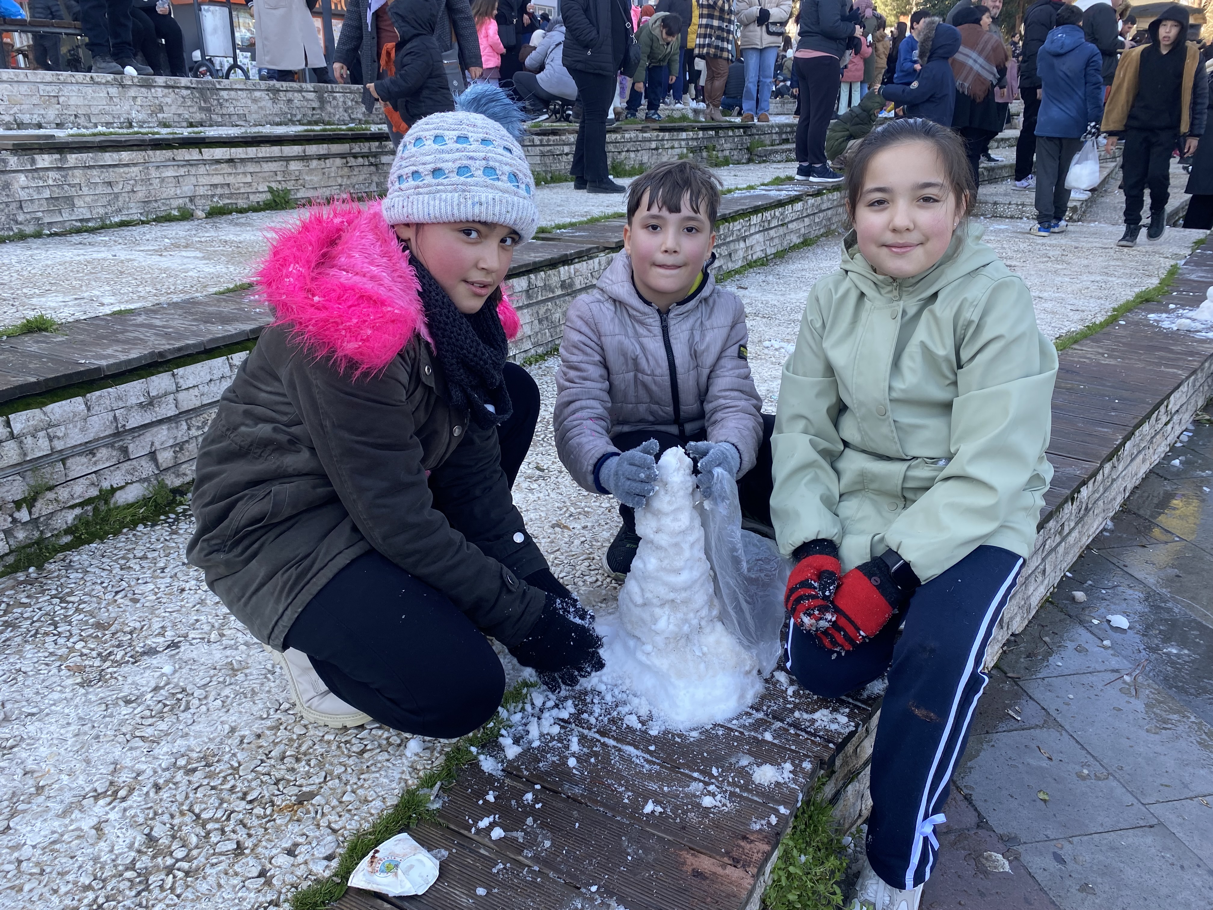 Manisa'da Çocuklar Kamyonlarla Getirilen Karda Eğlendi (5)